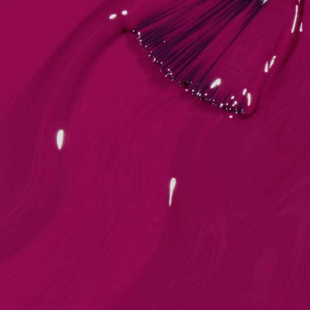 Vernis à ongles bordeaux avec pinceau. Gros plan, texture brillante.