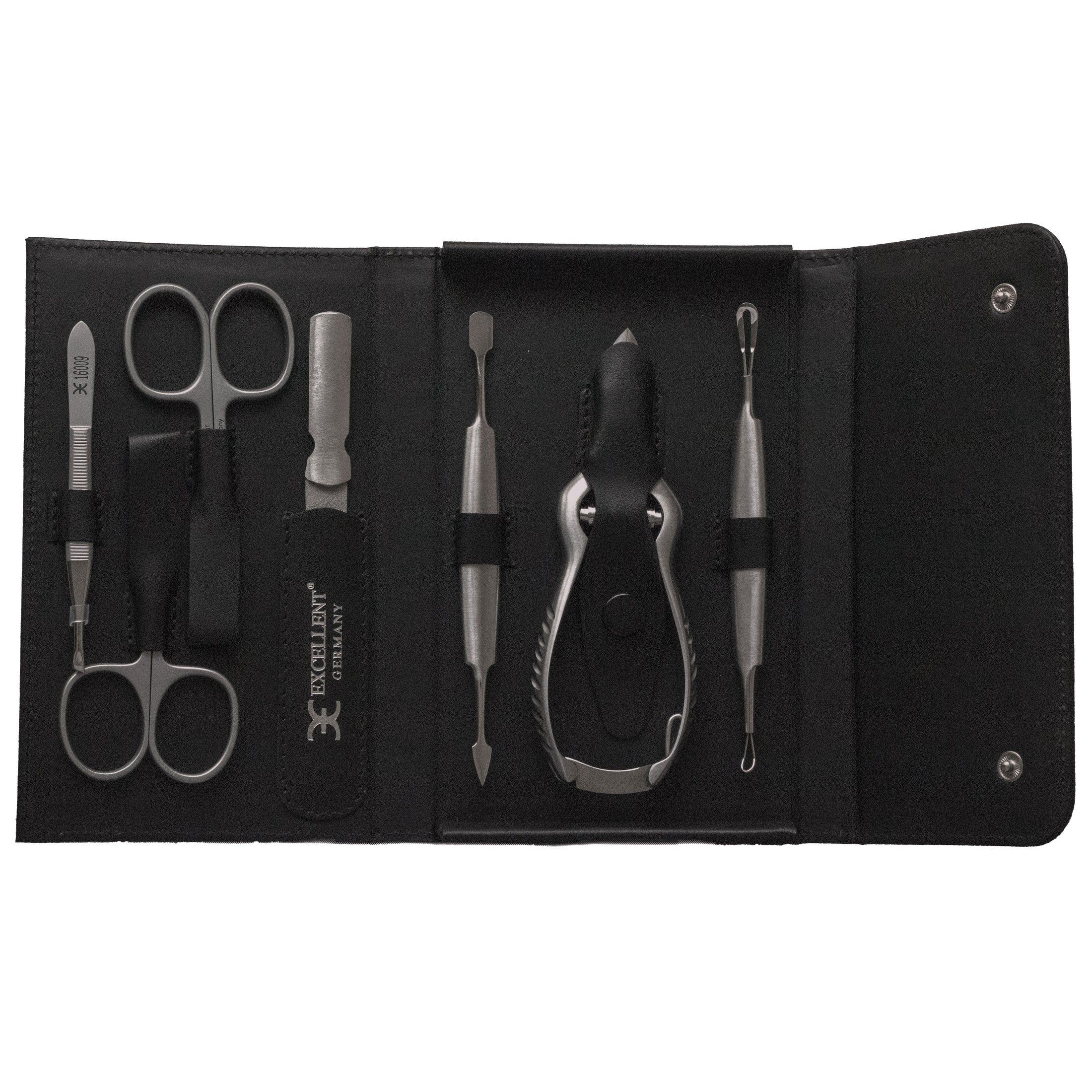 Zwarte manicure set, open. Bevat schaar, vijl, cuticle pusher, tang en andere tools. Merk: Excellent Germany.