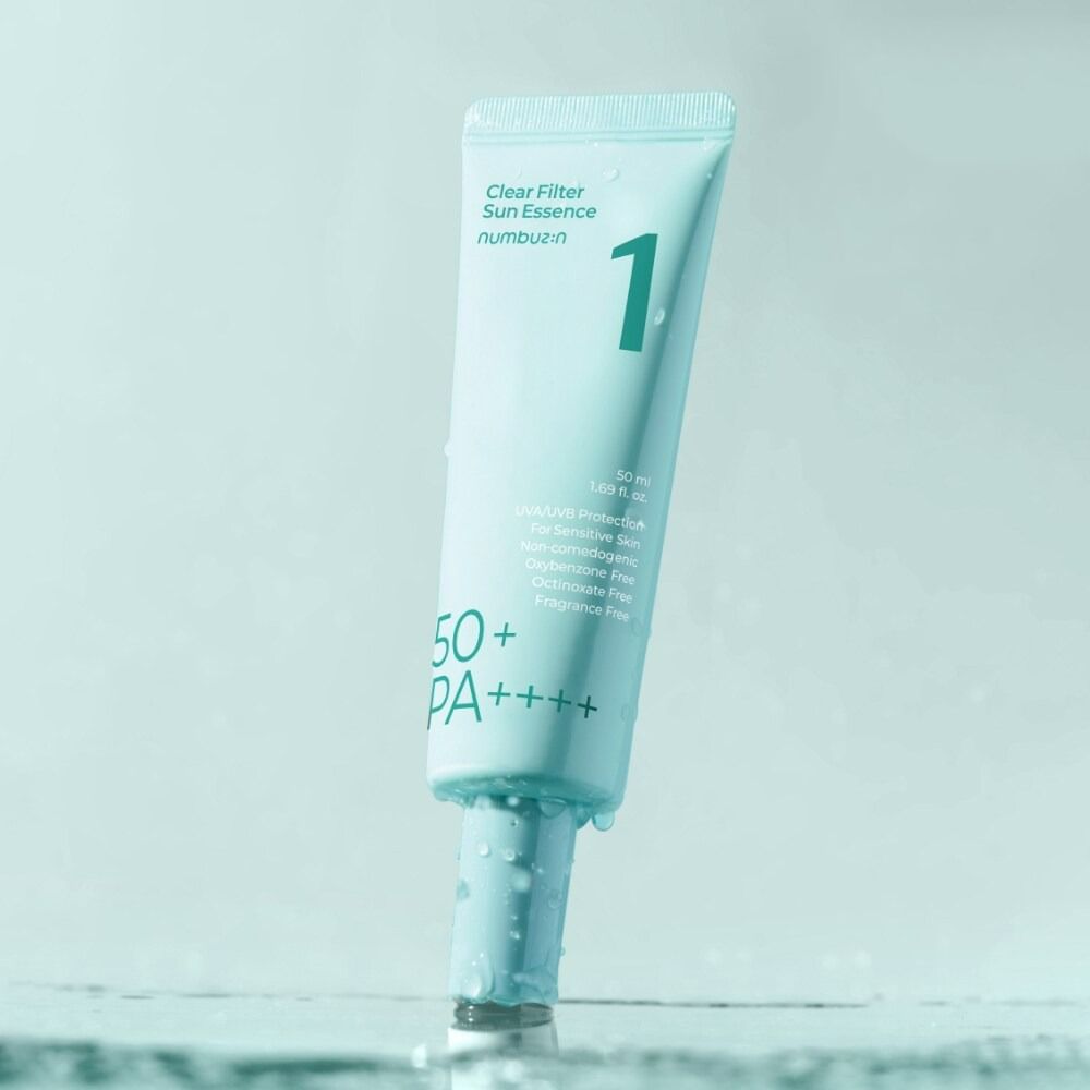 Lichtgroene tube met witte tekst. "Clear Filter Sun Essence" en "1" zichtbaar. SPF50+ en PA++++. Water.