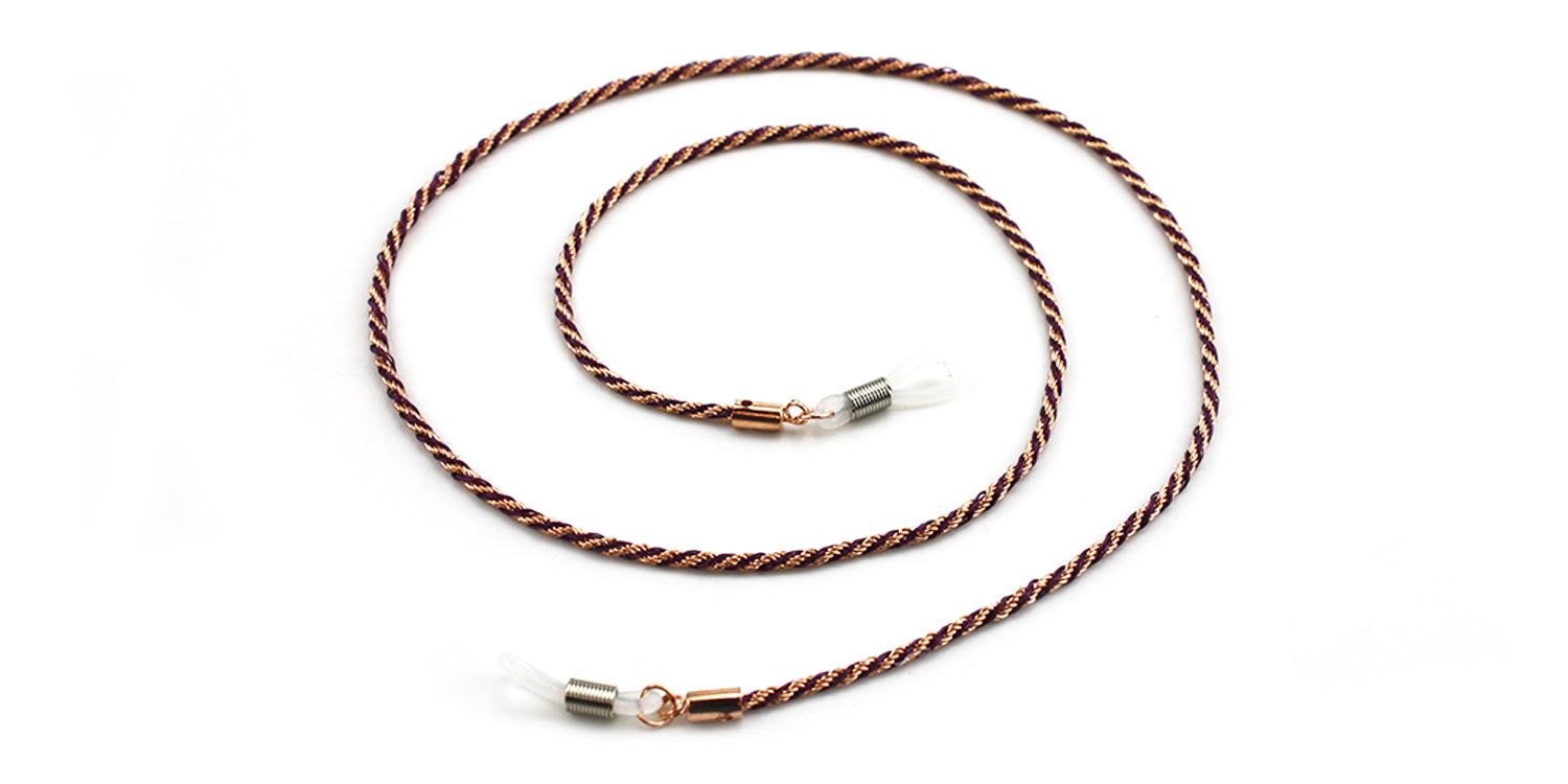 Cordon à lunettes avec corde marron et rouge et extrémités métalliques. La chaîne est torsadée et possède des boucles en silicone transparent.