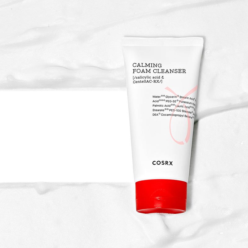Witte tube met rode dop in schuim. Opschrift: Calming Foam Cleanser, ingrediënten. Merk: COSRX.