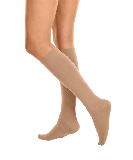 Huidkleurige kniekousen die tot boven de knie reiken.