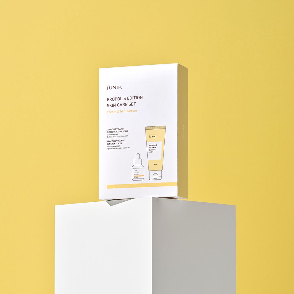 Huidverzorgingsset op witte sokkel. De verpakking toont het product en de onderdelen.