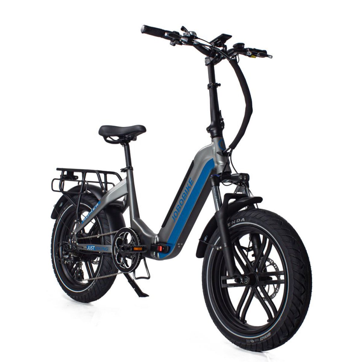 Grijs-blauwe opvouwbare e-bike. Zwarte banden, bagagedrager, zadel. JOBOBIKE-logo.