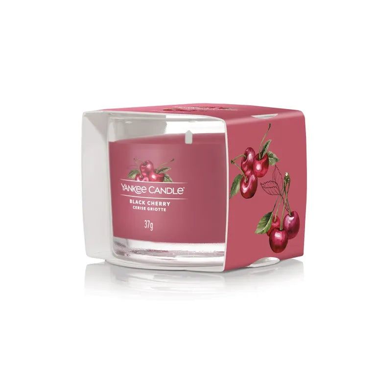 Yankee Candle Black Cherry votiefkaars van 37g in verpakking. Illustratie van kersen.