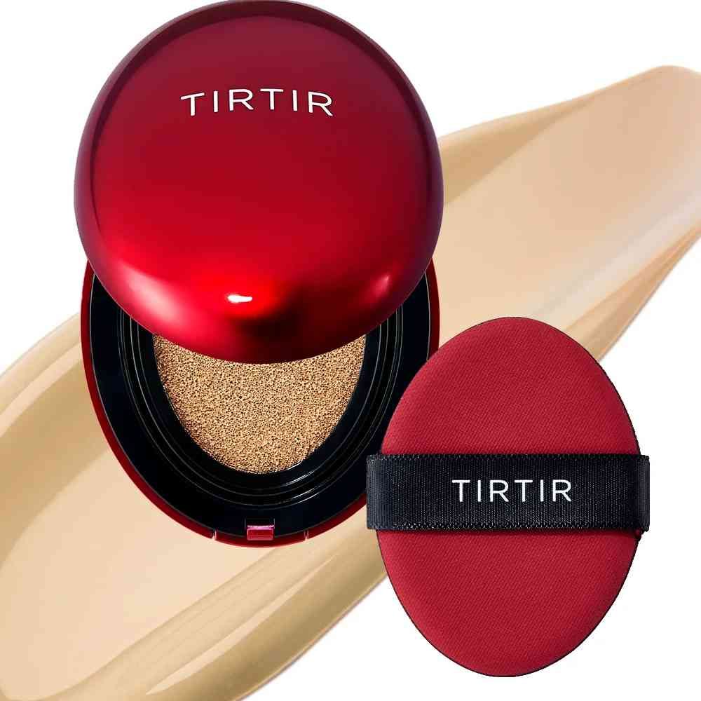 Rode Cushion compactpoeder met spons. Zwarte tekst TIR TIR. Beige crème textuur ernaast.