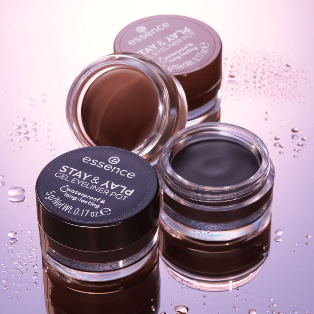 Trois pots de gel eyeliner, deux marrons et un noir, sur une surface brillante. Les couvercles portent la marque.