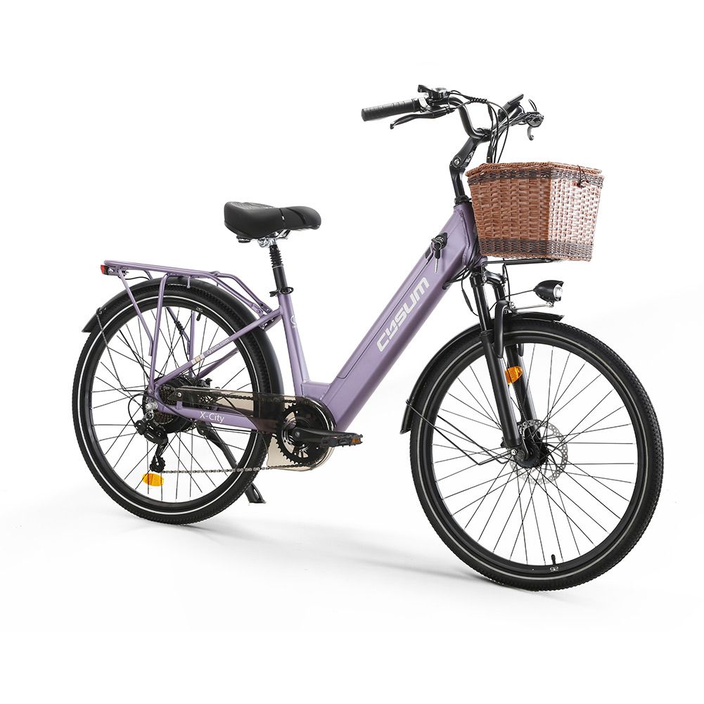 Lila elektrische fiets met mand. Zwarte banden, zadel en stuur. Merk CYSUM.
