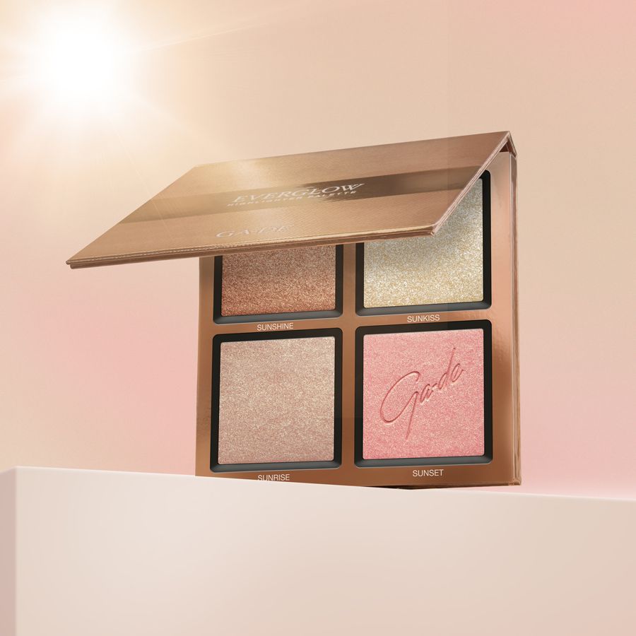 Palette illuminatrice Ga-De Everglow. Palette ouverte avec quatre teintes d'highlighter. Nom de la marque et du produit sur le couvercle et les godets.