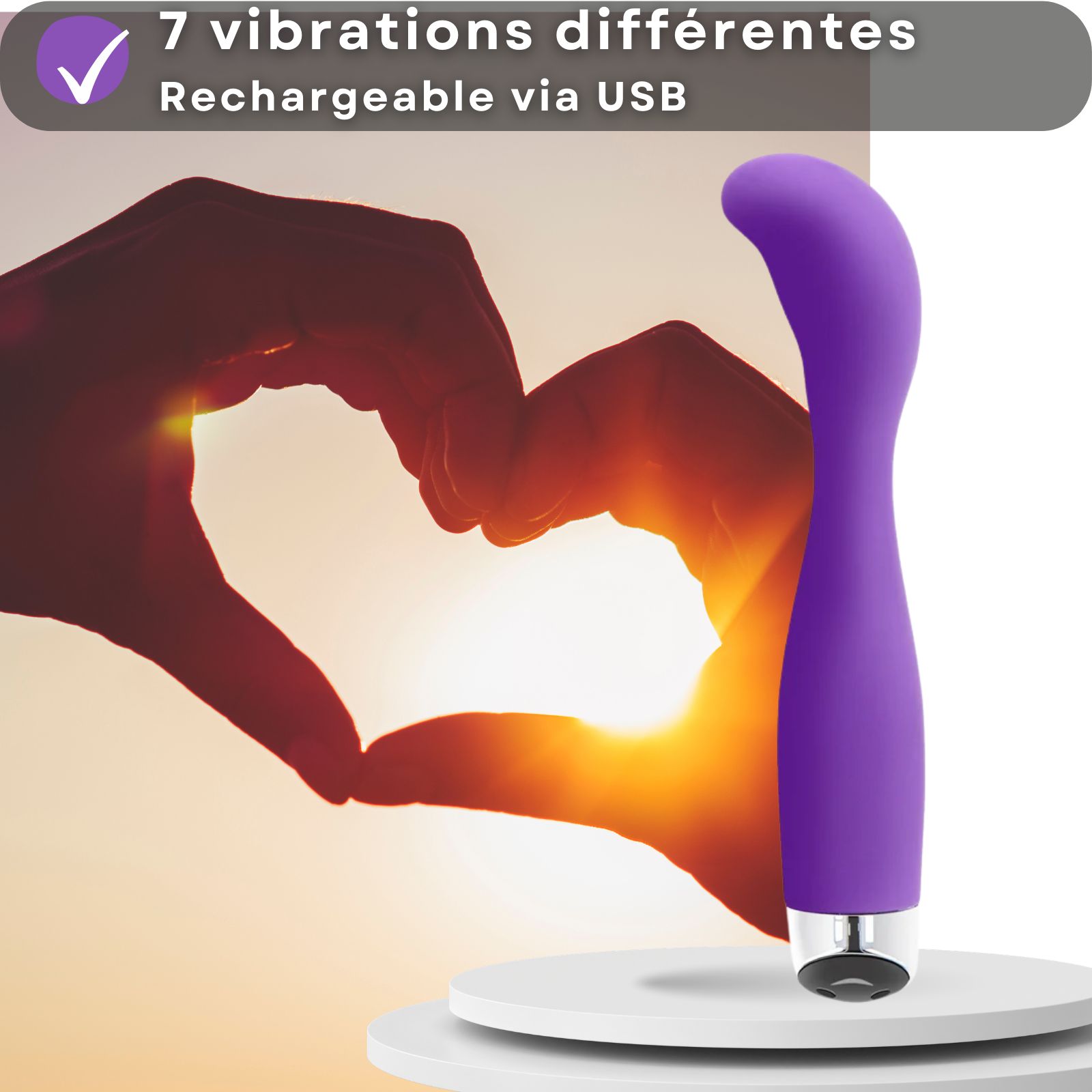 Vibrateur violet. Texte: 7 vibrations, rechargeable USB. Mains formant cœur. Sur socle.