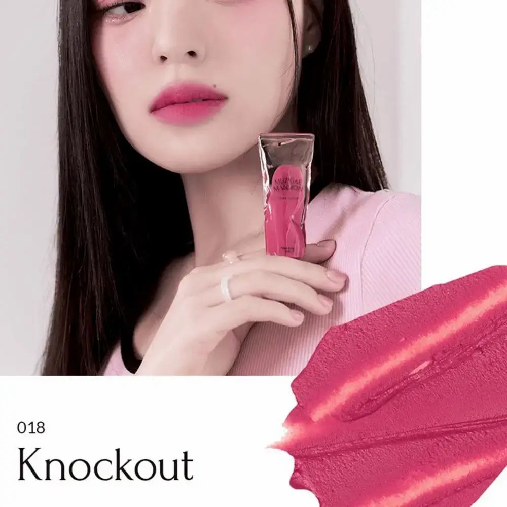 Persoon met lippenstift op de lippen. Product: MUZIGAE MANSION Objet Liquid Lip Tint 018 Knockout. Tekst: Knockout.