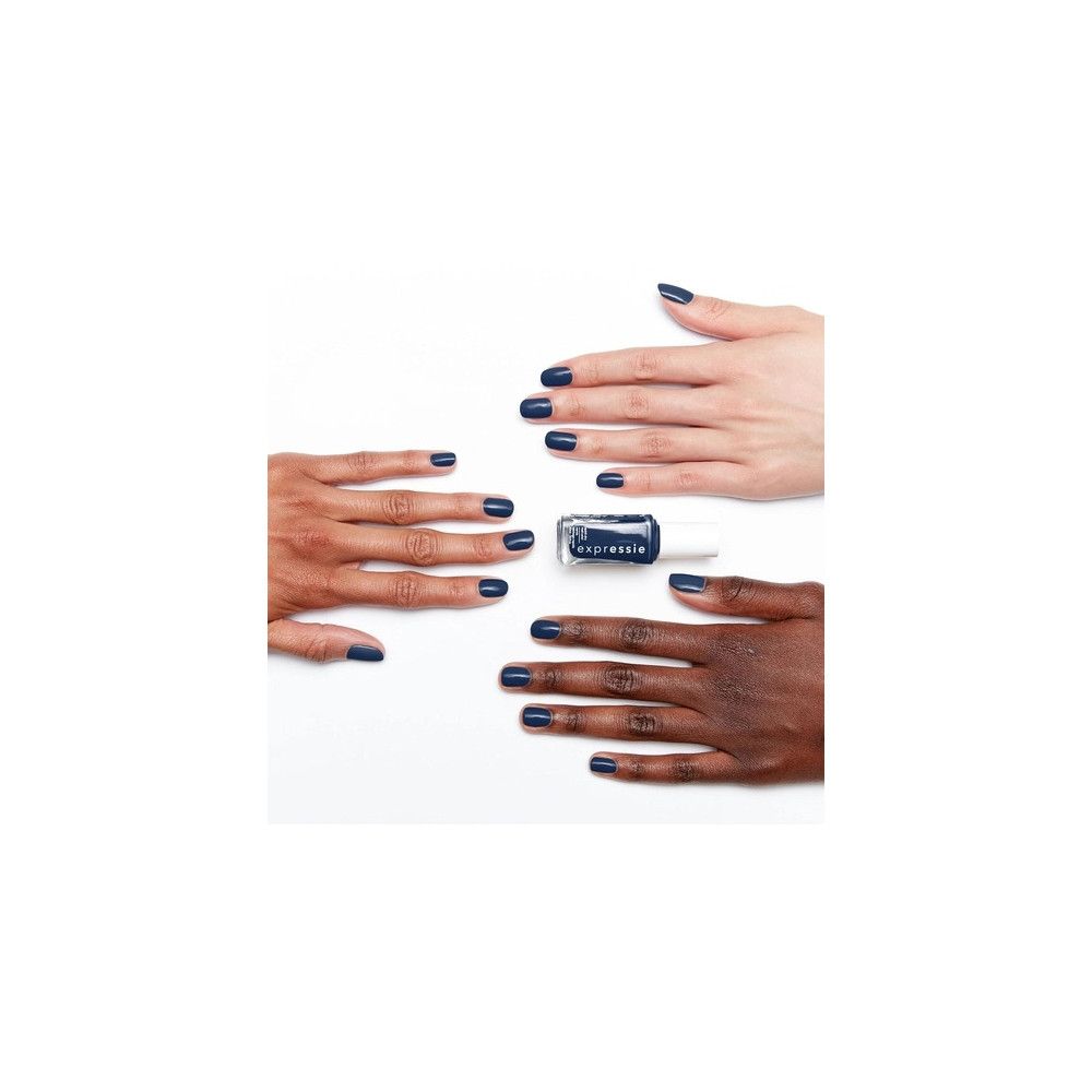 Trois mains avec des ongles vernis et un flacon de vernis à ongles. Le vernis est bleu foncé. Le mot "expressie" est visible.