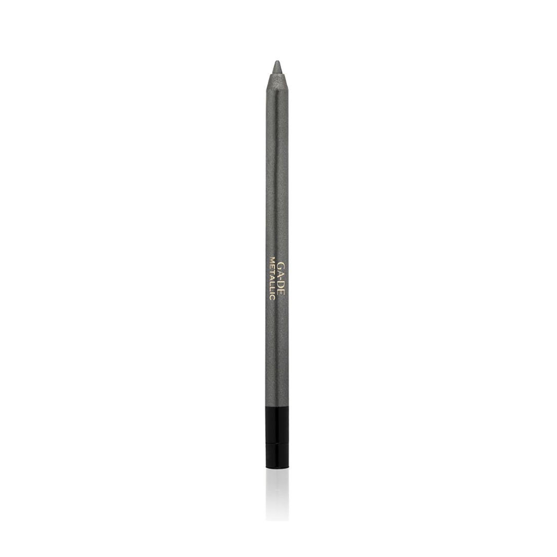 Grijze Ga-De Metallic Eyeliner. Cilindrische vorm met zwarte punt. Merk en productnaam verticaal op de stift.