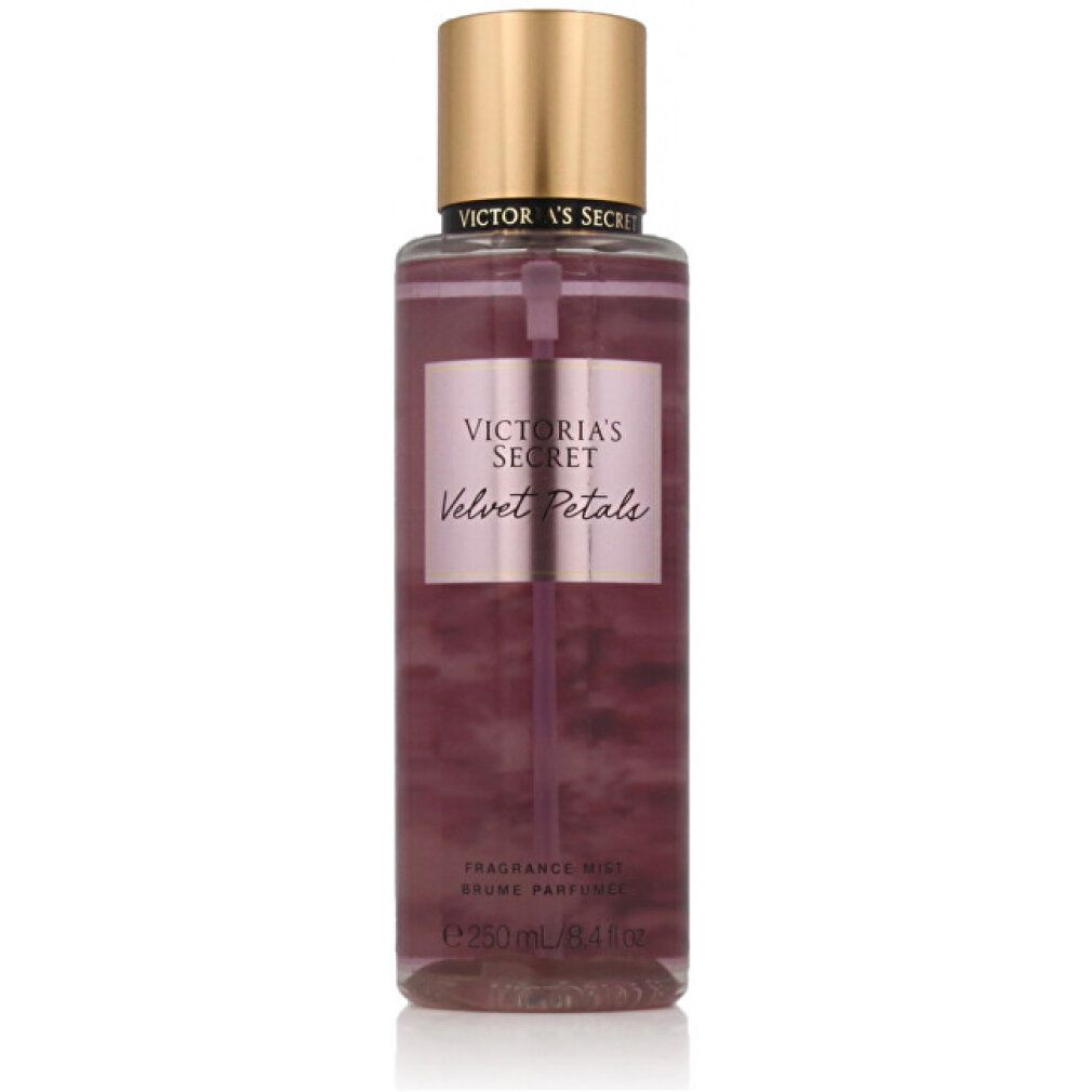 Victoria's Secret Velvet Petals Body Mist. Paarse vloeistof in doorzichtige fles met gouden etiket en spuitkop.