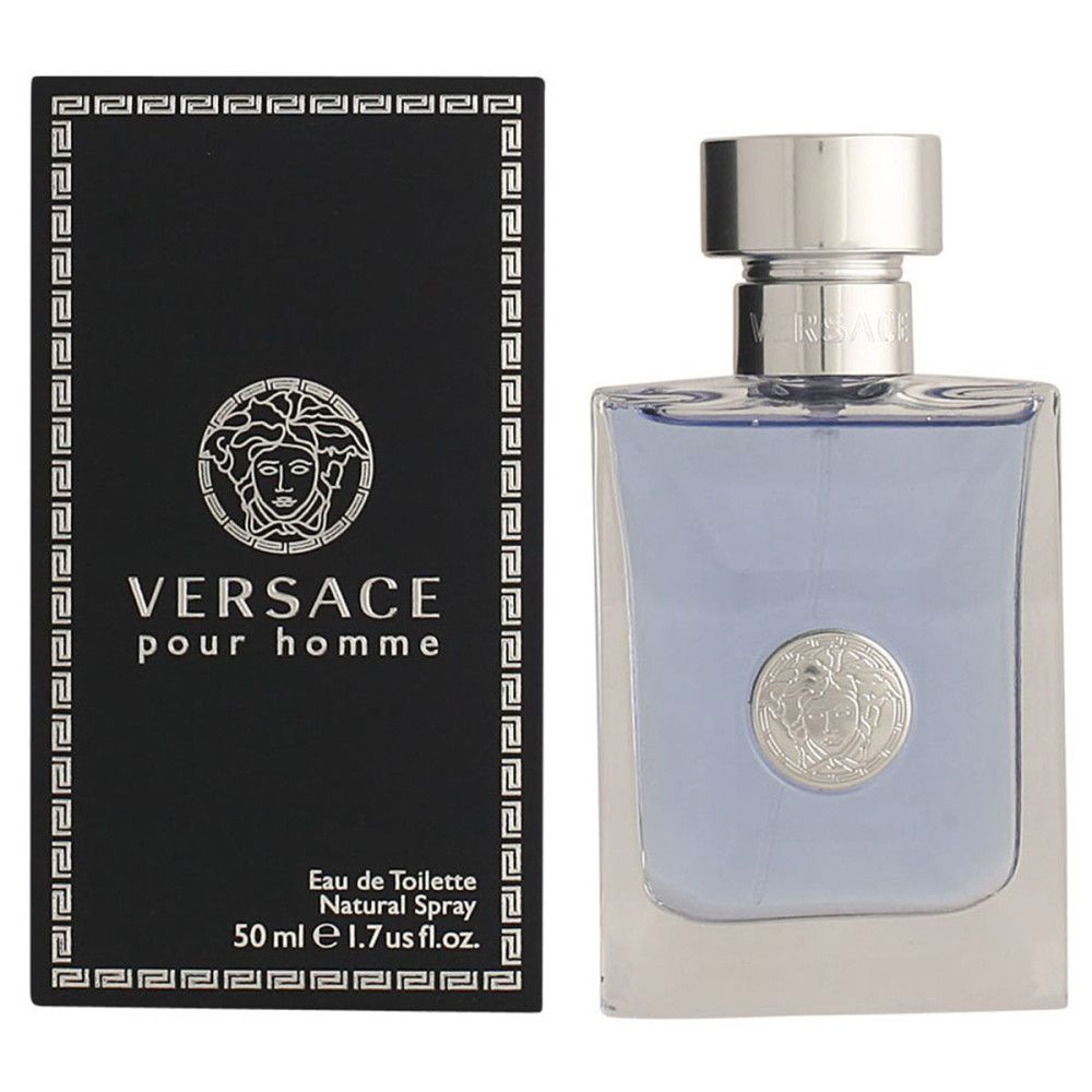 Zwarte doos en fles. Op de doos: Versace Pour Homme, Medusa-logo. Fles: lichtblauwe vloeistof, zilveren dop.