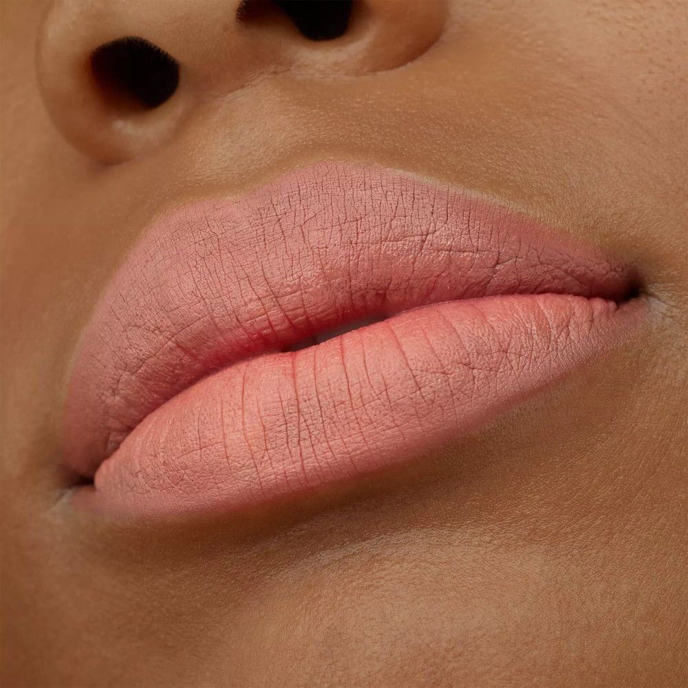 Close-up van lippen met lippenstift. Kleur lippen: roze.