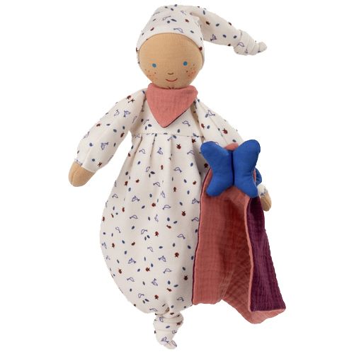 Stoffen pop met bloemenpyjama en muts. Ze houdt een doek met blauwe strik vast. Gezicht met geborduurde kenmerken.