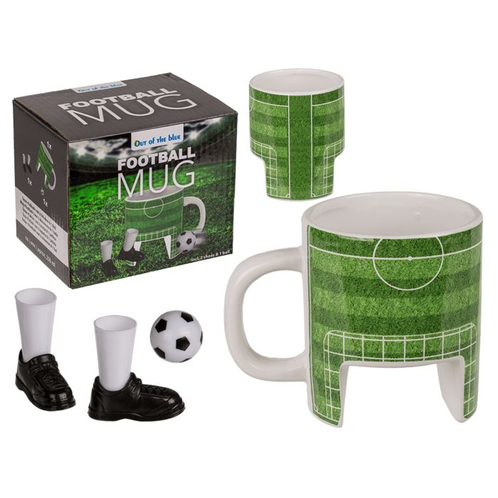 Voetbalbeker met voetbalveld ontwerp, voetbal, schoenen en verpakking. Opschrift: FOOTBALL MUG.