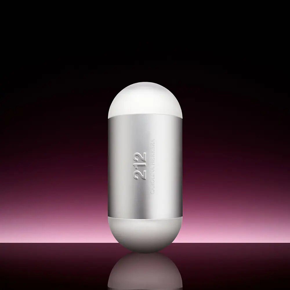 Flacon cylindrique, partie centrale argentée, capuchons blancs. "212" et "Carolina Herrera" imprimés.