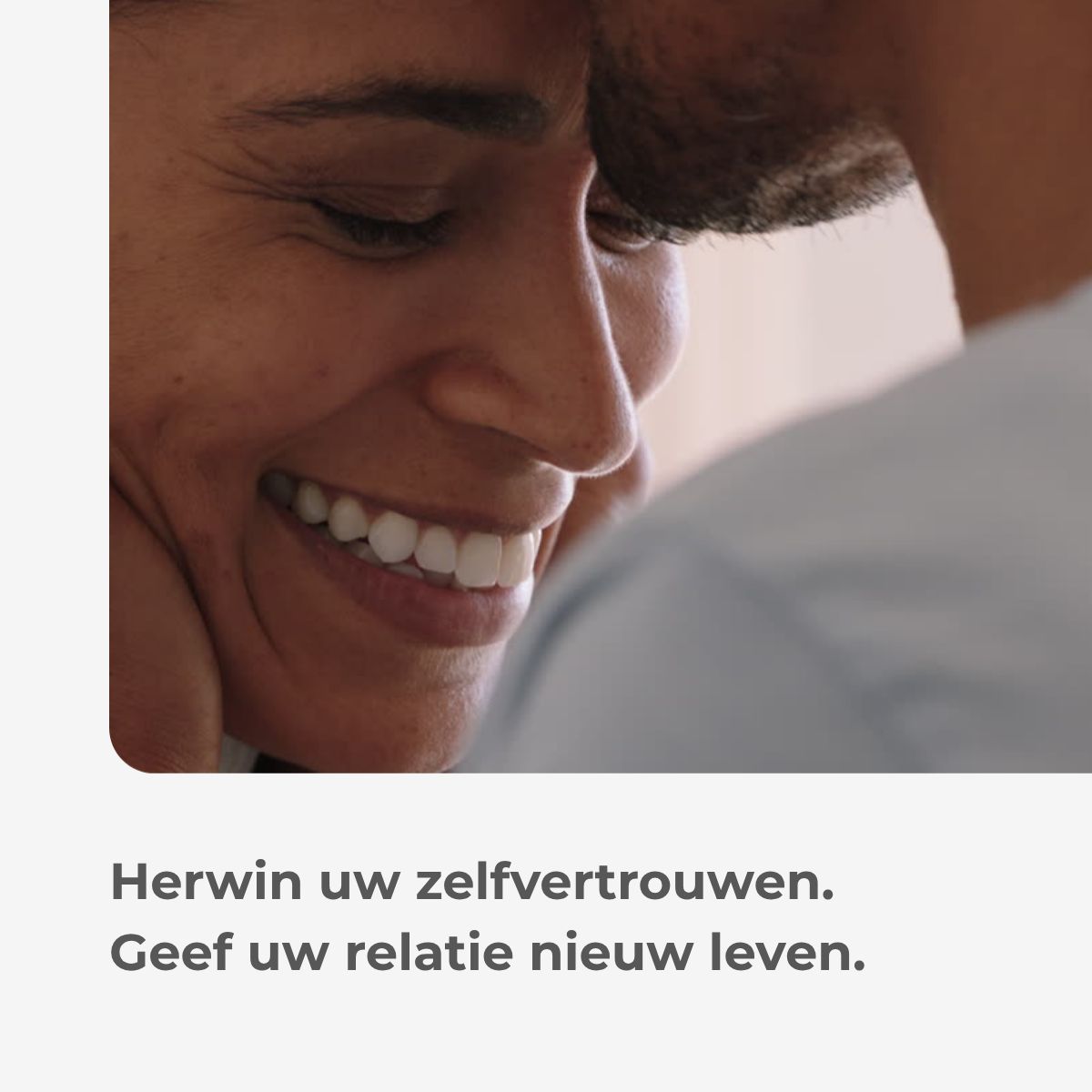 Close-up van een lachend paar. Tekst: Herwin uw zelfvertrouwen. Geef uw relatie nieuw leven.