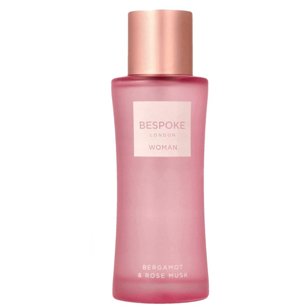 Flacon rose avec bouchon cuivré. Étiquette "BESPOKE LONDON WOMAN". Texte : "BERGAMOT & ROSE MUSK".