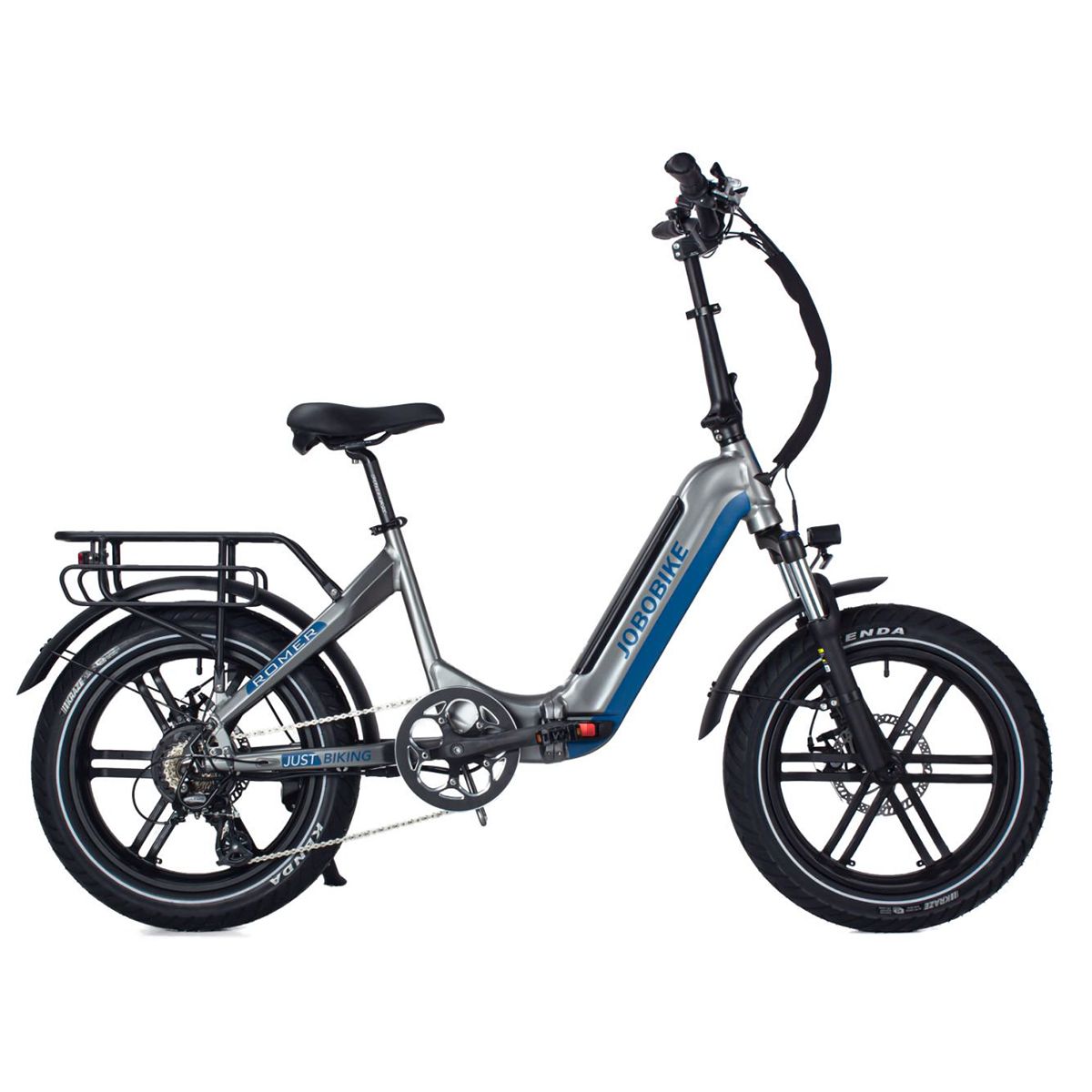 Grijs-blauwe e-bike met zwarte banden en bagagerek. JOBOBIKE-logo op het frame. Kenda-banden.