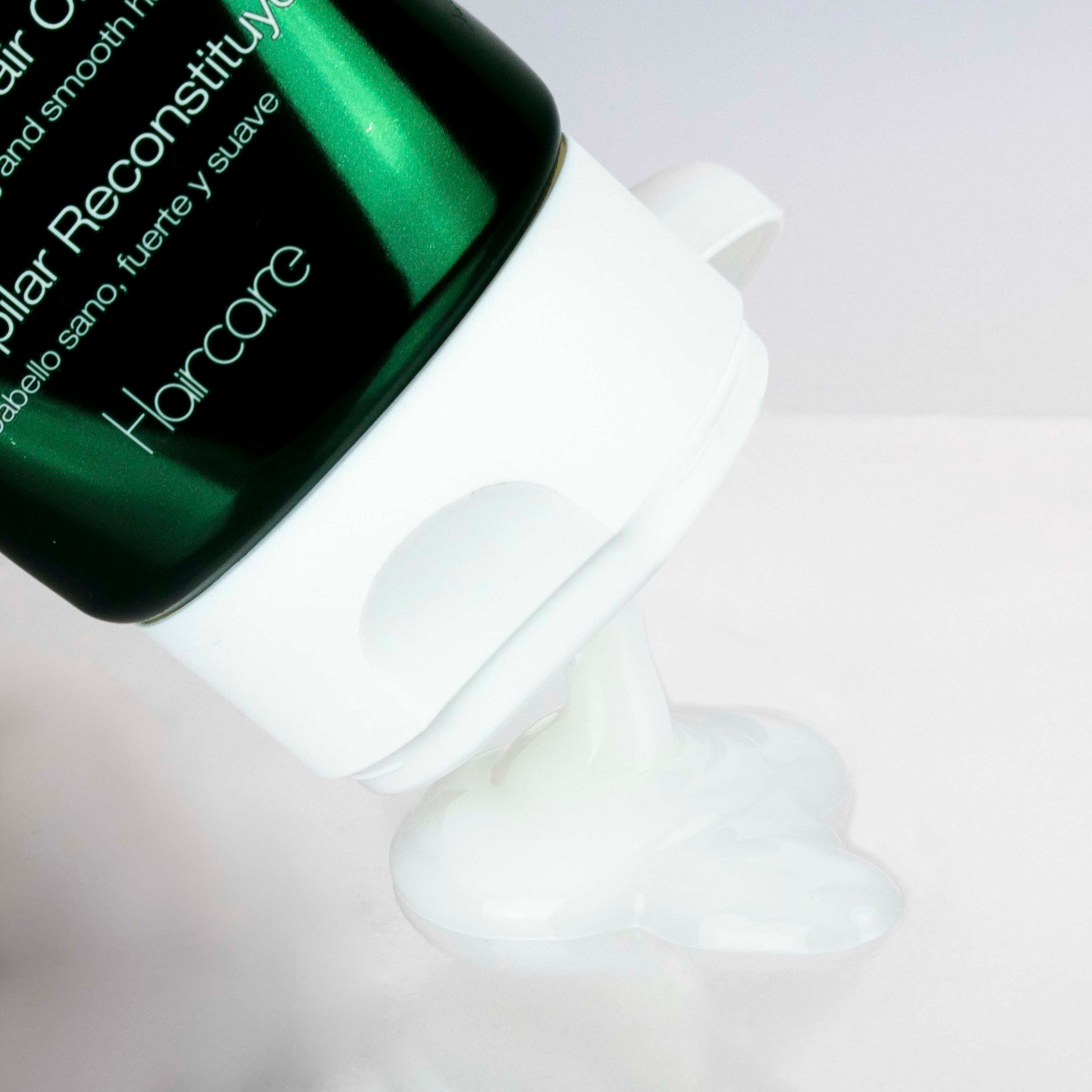 Product wordt uit een tube geperst. Witte, romige substantie. Achtergrond is wit.