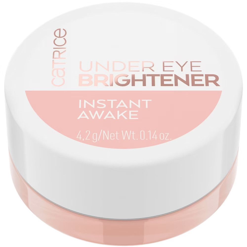Pot rond avec couvercle blanc et produit rose. Inscription : Catrice, Under Eye Brightener, Instant Awake, 4.2 g/Net Wt. 0.14 oz.