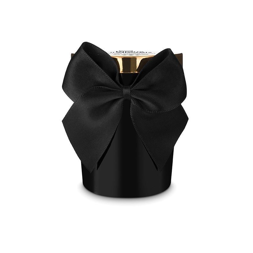 Bougie noire avec nœud et couvercle doré. Inscription sur le couvercle. Bijoux Indiscrets.