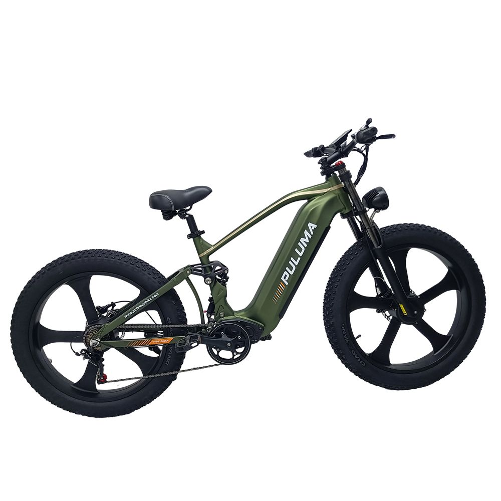 Groene elektrische mountainbike met dubbele vering. Merk PULUMA. Zwarte banden, zadel en stuur.