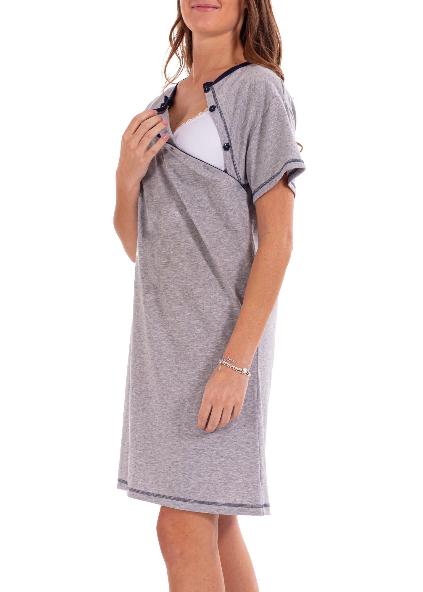 Chemise de nuit grise avec système d'ouverture double. Ourlet et boutons bleu marine. Manches courtes. Femme portant la chemise.