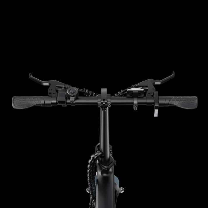 Gros plan sur le guidon d'un vélo électrique noir. Leviers de frein, poignées et un petit écran sont visibles.