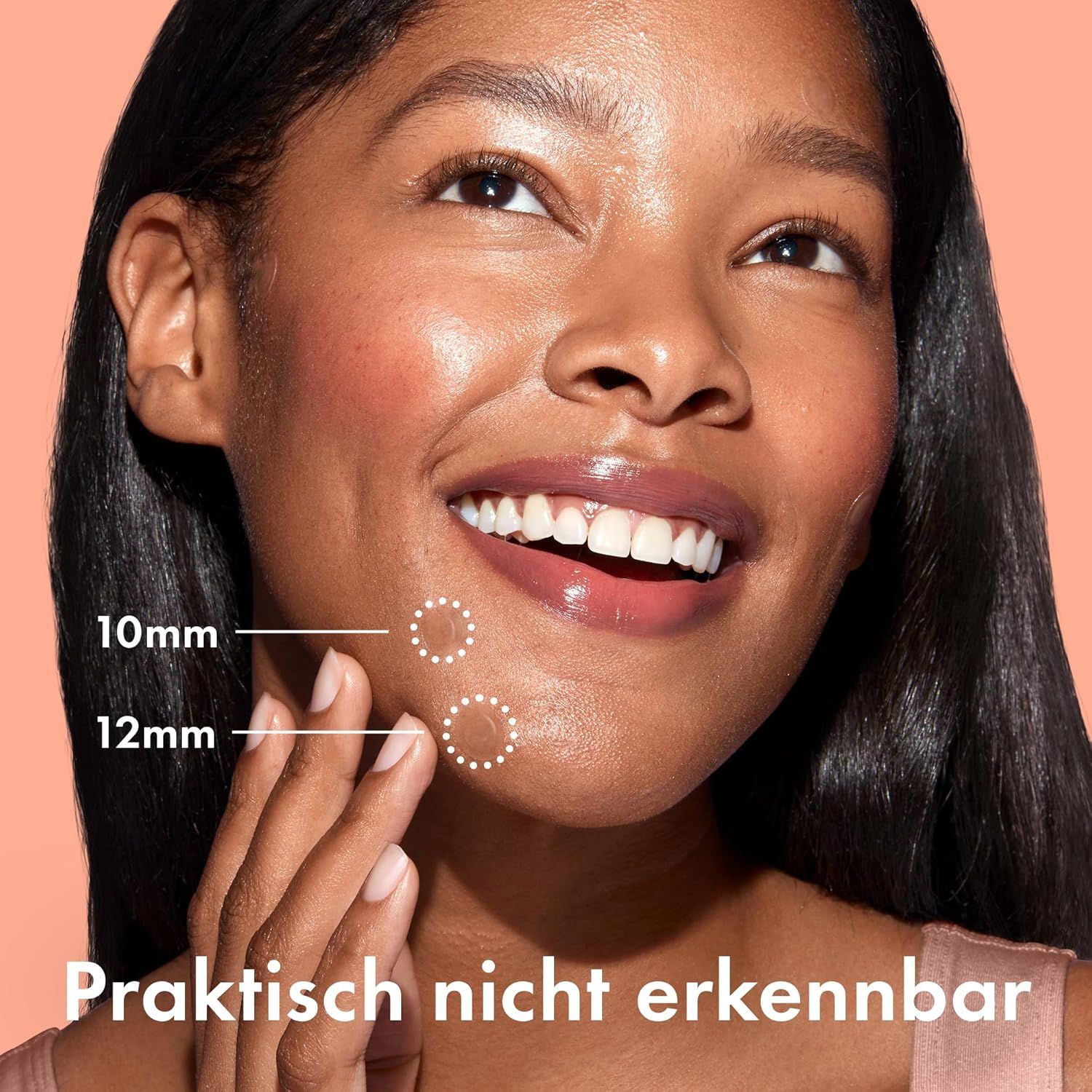 Gezicht van een vrouw met twee cirkels die de grootte van de pleisters aangeven. Tekst: Vrijwel ondetecteerbaar. Maten: 10mm, 12mm.