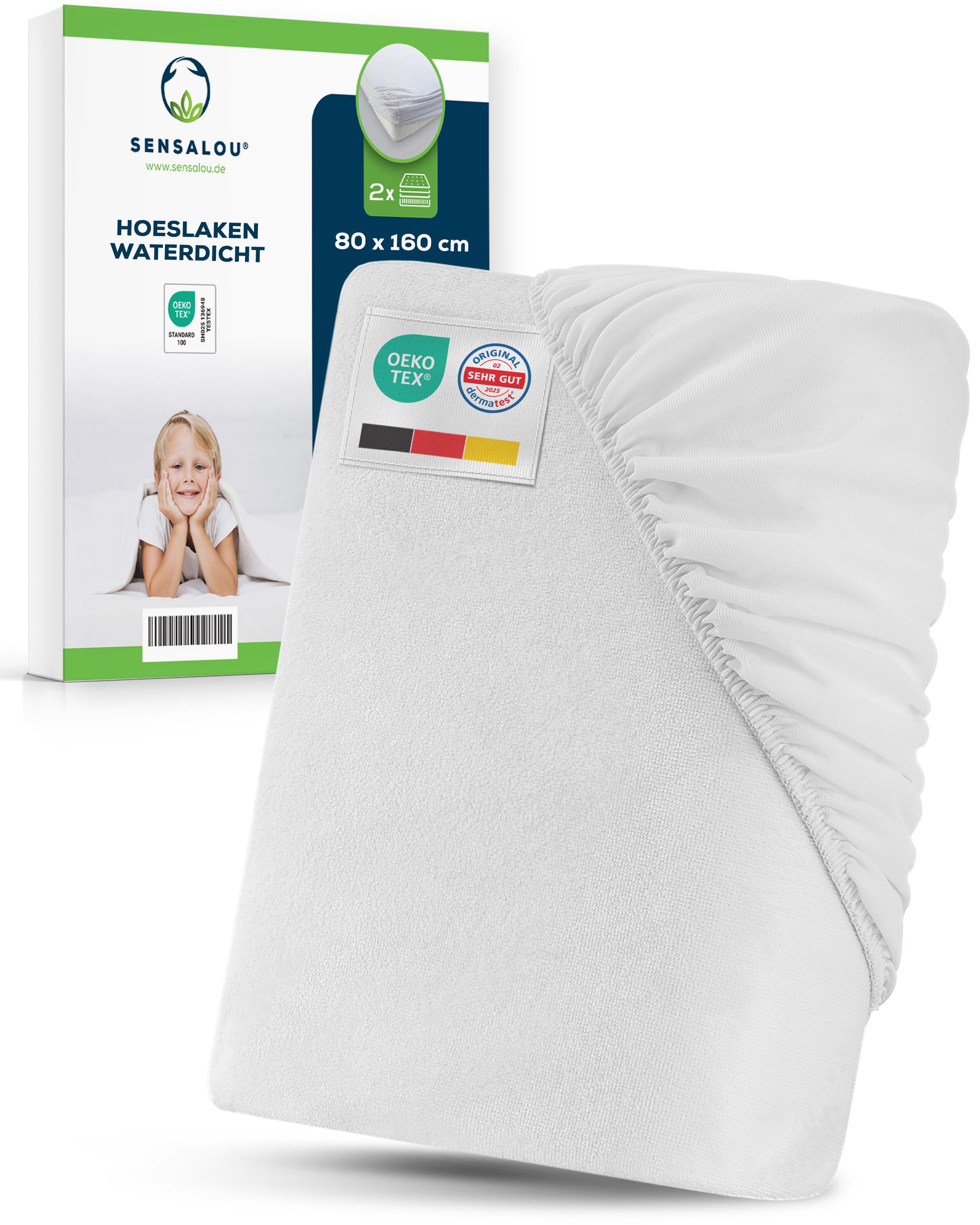 Witte hoeslakenset. Verpakking met productnaam, maat 80x160 cm en certificeringen. Kind ligt op bed.