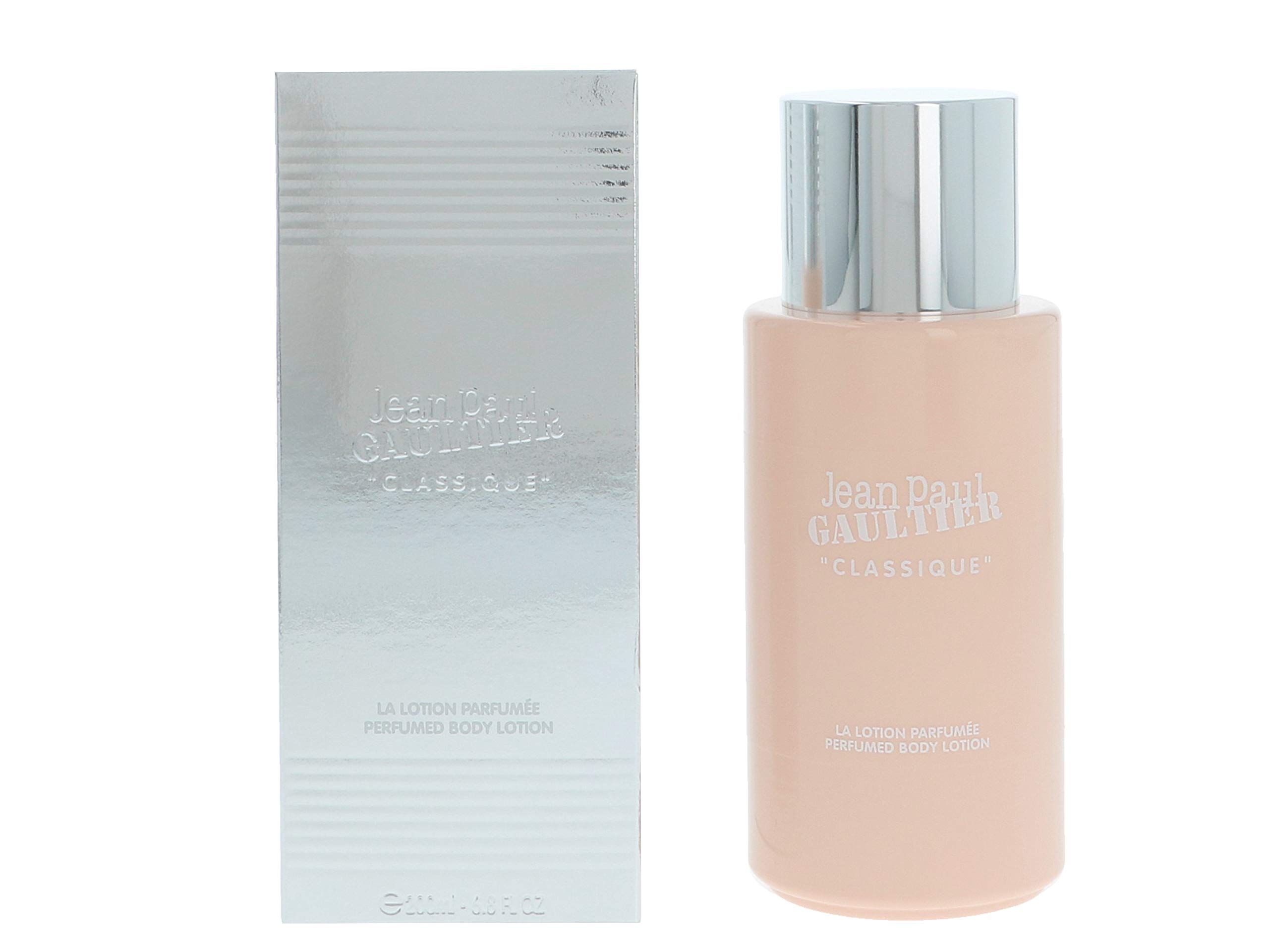 Flacon et boîte de lotion pour le corps rose. Inscription : Jean Paul Gaultier "Classique". Lotion parfumée pour le corps. Boîte argentée.