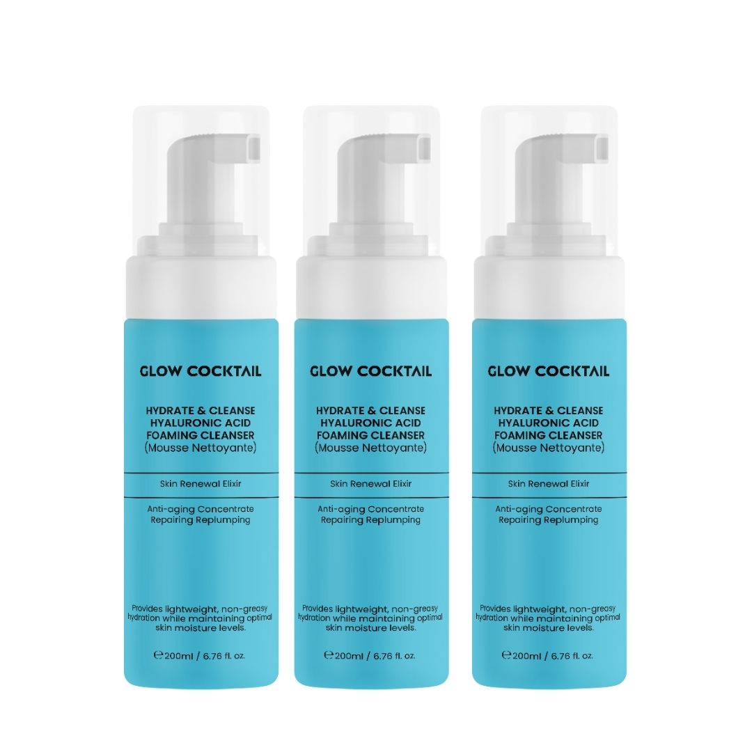 Trois flacons bleus avec pompe blanche. Texte: Glow Cocktail, Hydrate & Cleanse, Hyaluronic Acid, Foaming Cleanser.