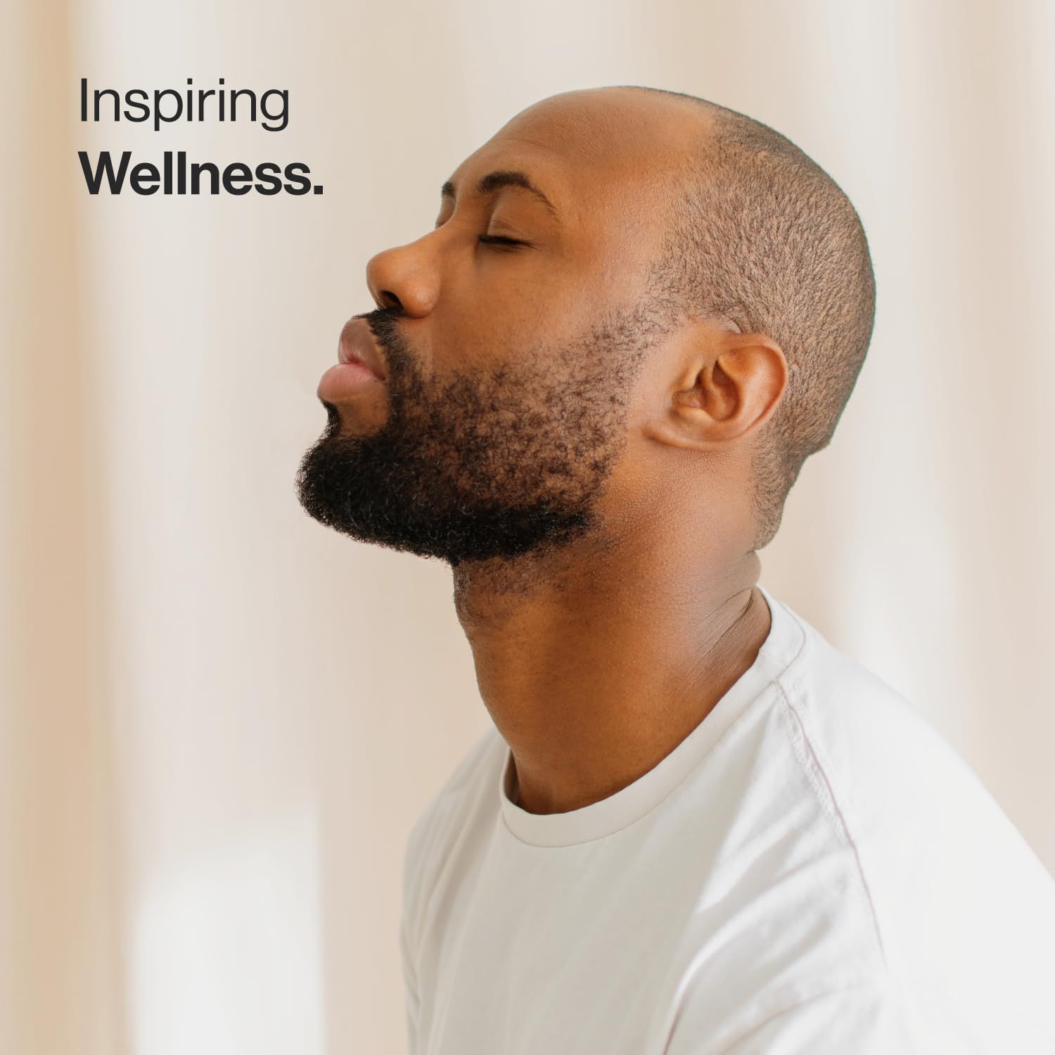 Man met gesloten ogen en baard, hoofd licht naar boven gekanteld. Tekst: Inspiring Wellness.