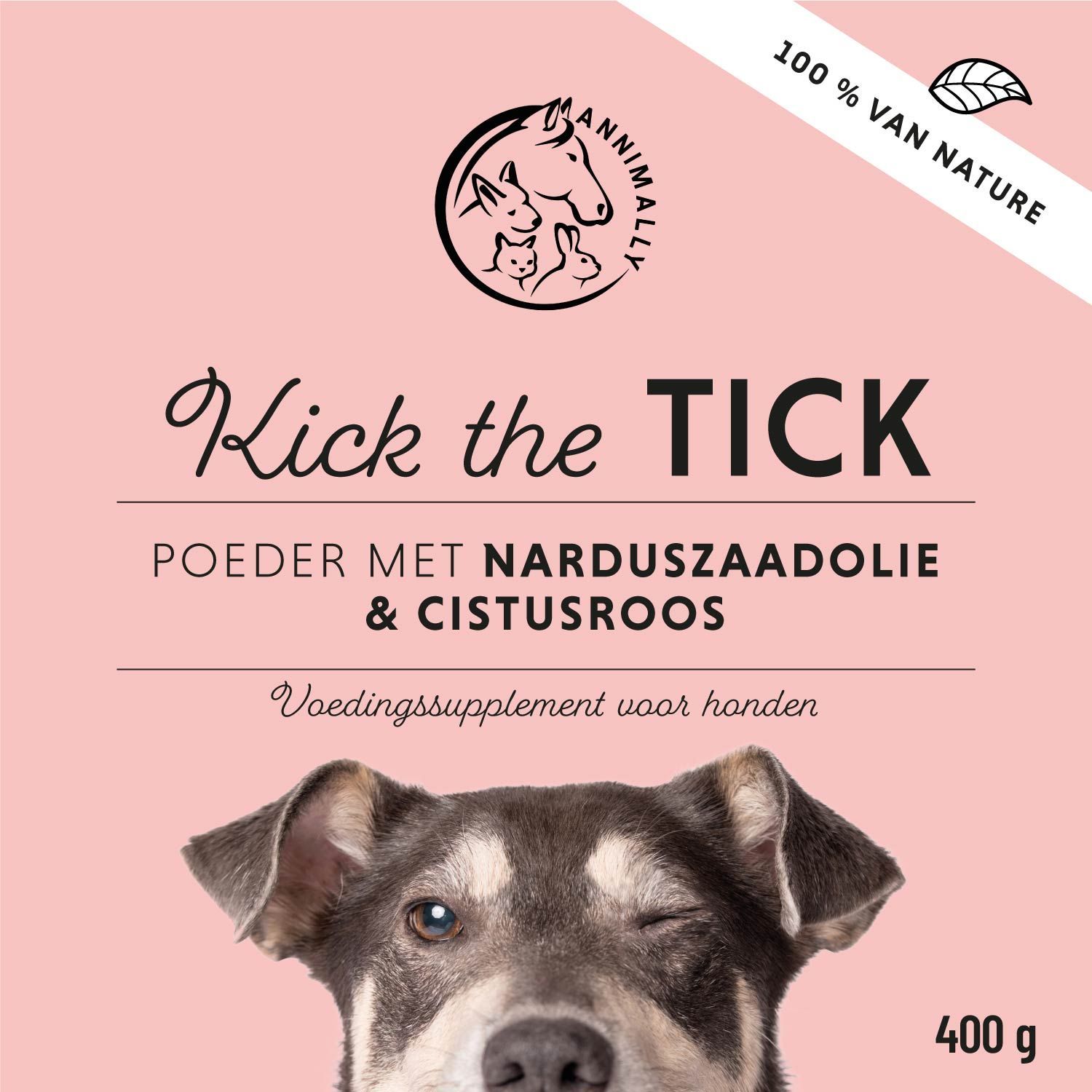 Close-up van de pot met poeder voor honden. Opschrift: Kick the TICK, 400 g. Hond met knipoog.