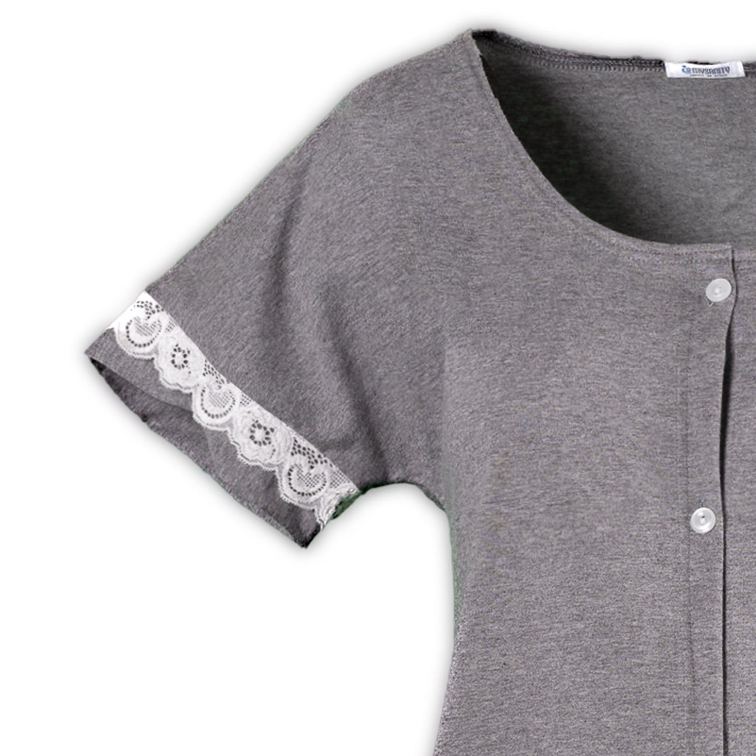 Detail van een grijs gemêleerde bevallingsnachthemd. Korte mouwen met wit kant. Knopen zichtbaar.