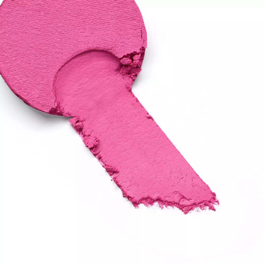 Échantillon de blush rose sur fond blanc. Texture visible.