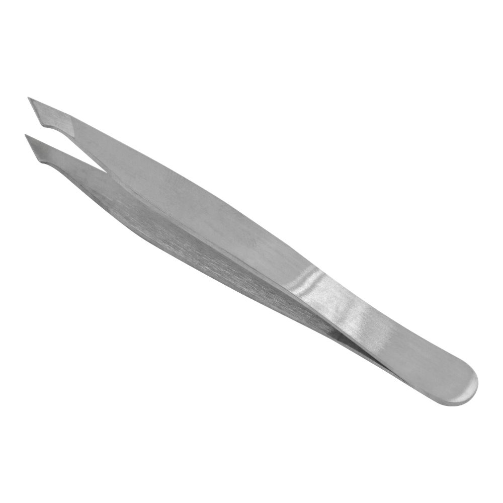 Pince à épiler en métal, légèrement courbée. Extrémités pointues. Surface lisse. Sur fond blanc.