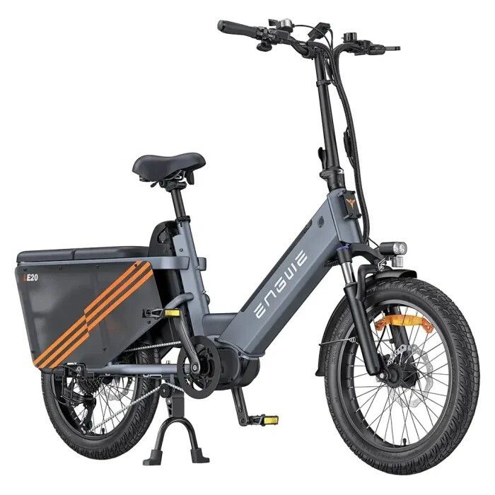 Grijze e-bike met bagagedrager. Oranje strepen aan de zijkant. Zwarte banden en zadel. Merk ENGWE.