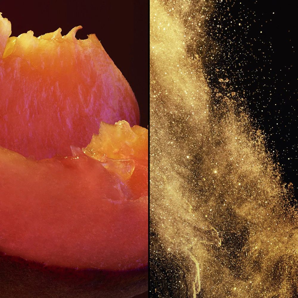 Afbeelding in twee delen. Links: perzikhelft. Rechts: gouden glitter. Donkere achtergrond.