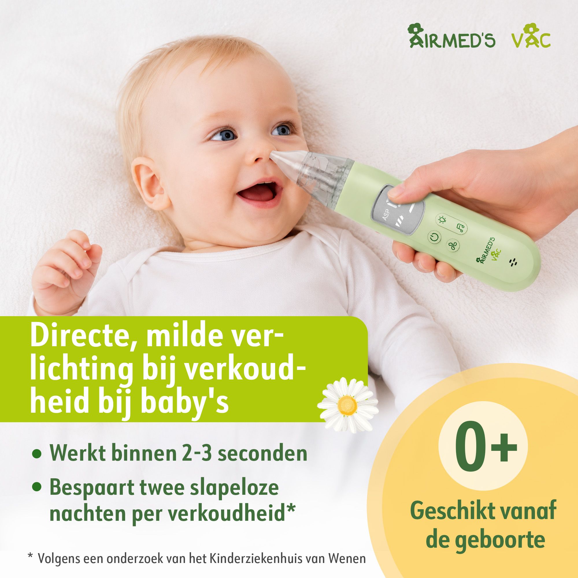 Baby met een neusreiniger die door een hand wordt vastgehouden.