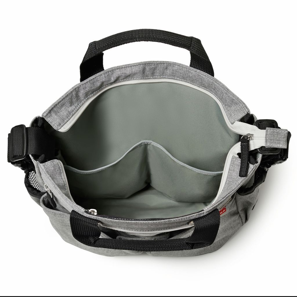 Grijze tas met meerdere compartimenten, ritsen en handvatten. Grijze binnenvoering.