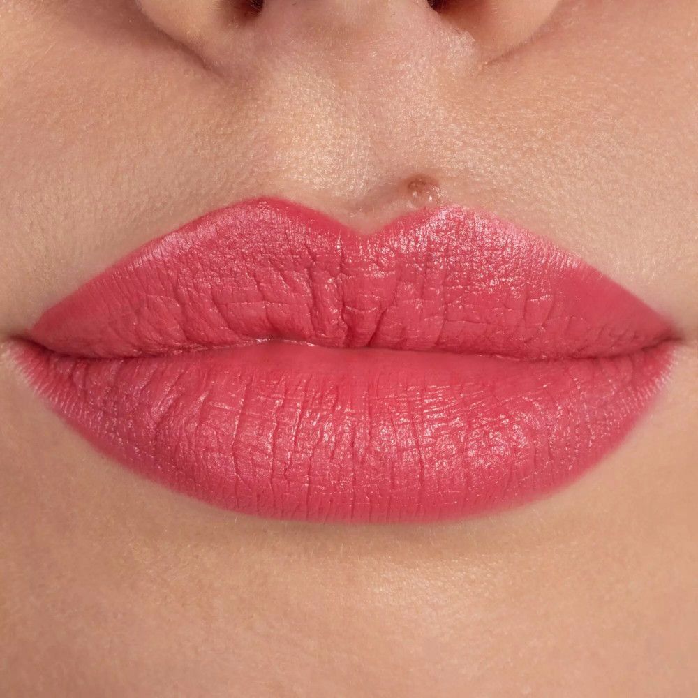 Gros plan sur des lèvres avec du rouge à lèvres rose.