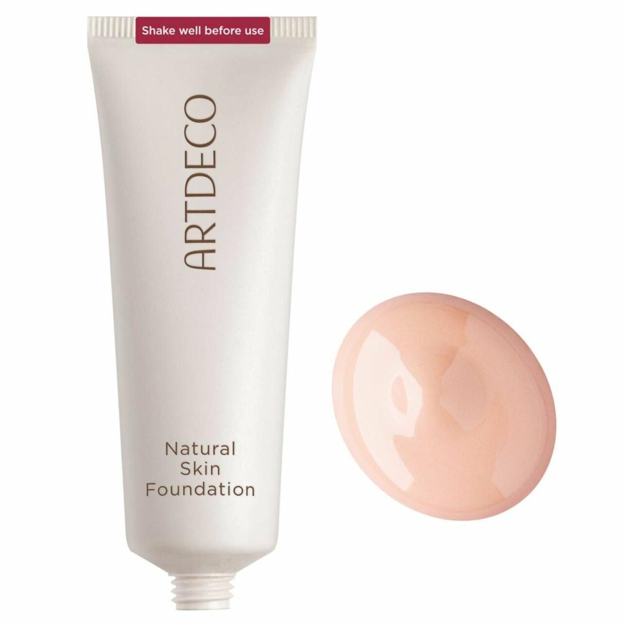 Witte tube met opschrift ARTDECO en Natural Skin Foundation. Daarnaast een klodder foundation. Opschrift: Shake well before use.