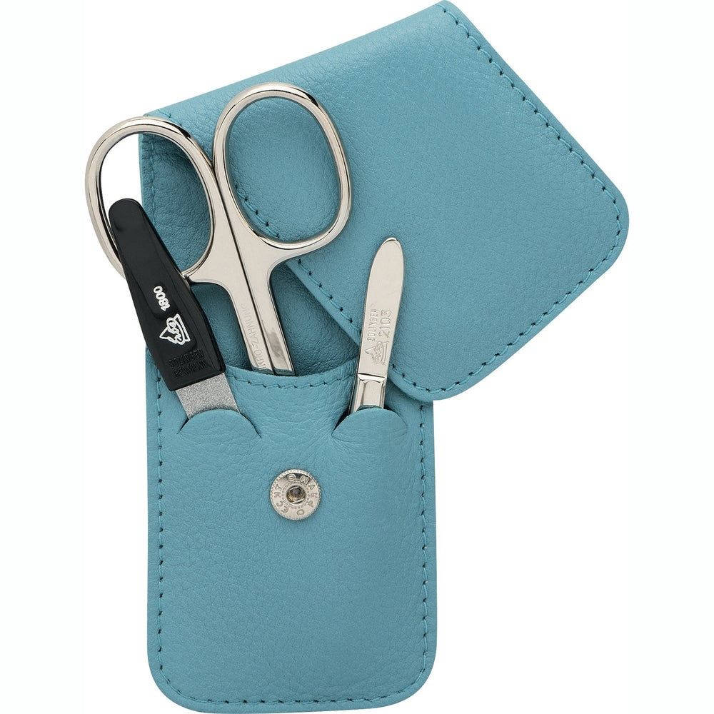 Turquoise lederen etui met nagelknipper, nagelschaartje en nagelriemduwer.