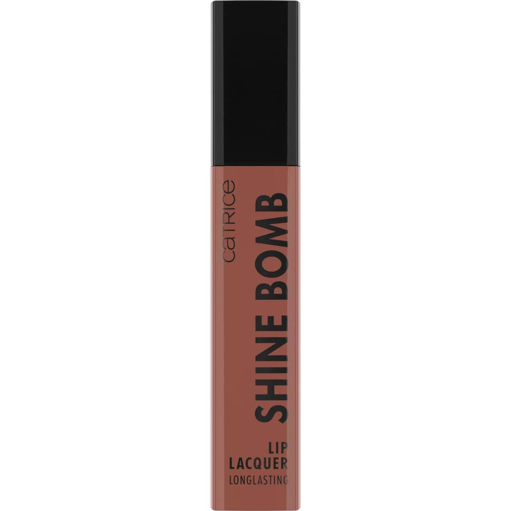 Rouge à lèvres liquide. Tube marron avec bouchon noir. Inscription: SHINE BOMB, LIP LACQUER, LONG LASTING. Marque: Catrice.