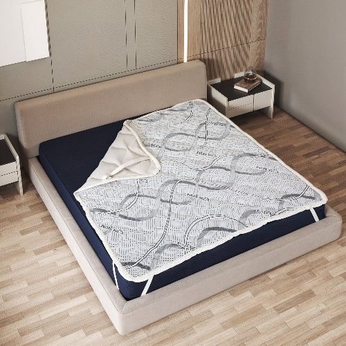 Matrasbeschermer op een bed in een slaapkamer.